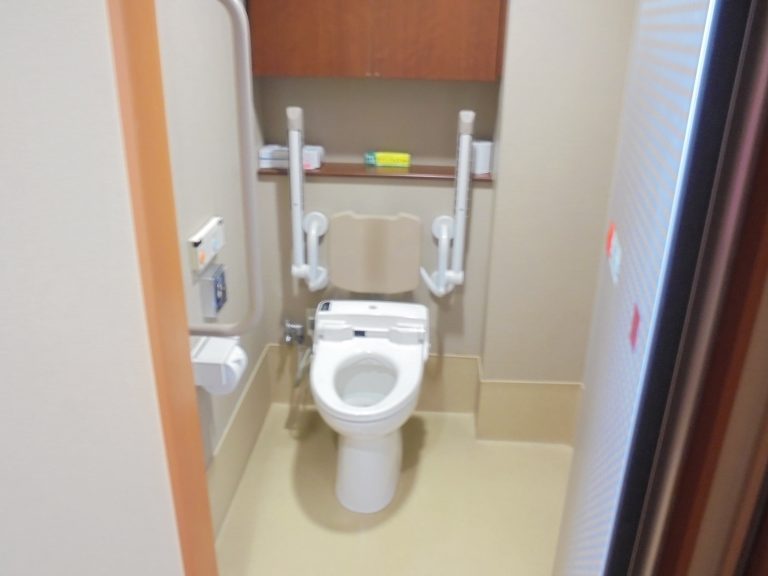 介護対応トイレ。握り手付きで安全性に配慮した設計